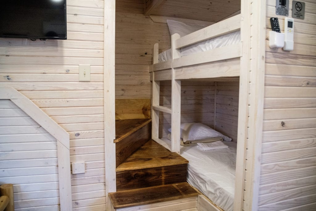 Suite 2-story 2-bedroom Vacation Cabin first floor bunk beds